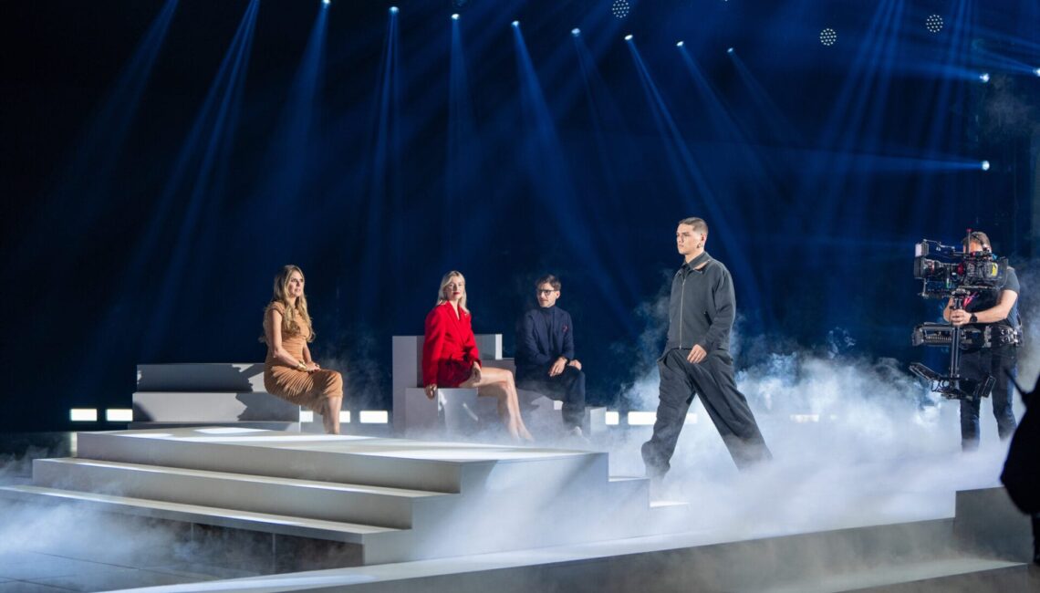 Titel: Germany's Next Topmodel - by Heidi Klum;
Staffel: 20;
Folge: 8;
Person: Heidi Klum; Lena Gercke; Johannes Huebl; Faruk;
Copyright: ProSieben/Daniel Graf;
Fotograf: Daniel Graf;
Dateiname: 3142689.jpg;
Rechtehinweis: Dieses Bild darf honorarfrei für redaktionelle Zwecke und nur im Rahmen der Programmankündigung verwendet werden. Andere Veröffentlichungen sind nur nach Rücksprache und ausdrücklicher Genehmigung der Seven.One Entertainment Group GmbH möglich. Nicht für EPG! Verwendung nur mit vollständigem Copyrightvermerk. Das Foto darf nicht verändert, bearbeitet und nur im Ganzen verwendet werden. Nicht für Cover! Es darf nicht archiviert werden. Es darf nicht an Dritte weitergeleitet werden. Aneinanderreihung/Zusammenlegung/Kopplung von Bildern zum Zweck der Erstellung von Slide-Shows o.ä. nicht gestattet; Verbindung/Einfügen/Anfügen von Werbung nicht gestattet. Das Bild kann KI generierte Elemente enthalten. 

Bei Fragen: foto@seven.one Voraussetzung für die Verwendung dieser Programmdaten ist die Zustimmung zu den Allgemeinen Geschäftsbedingungen der Presselounges der Sender der Seven.One Entertainment Group GmbH.