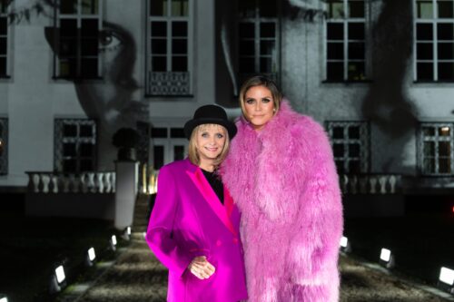 Titel: Germany's Next Topmodel - by Heidi Klum;
Staffel: 20;
Folge: 9;
Person: Twiggy; Heidi Klum;
Copyright: ProSieben/Daniel Graf;
Fotograf: Daniel Graf;
Dateiname: 3143519.jpg;
Rechtehinweis: Dieses Bild darf honorarfrei für redaktionelle Zwecke und nur im Rahmen der Programmankündigung verwendet werden. Andere Veröffentlichungen sind nur nach Rücksprache und ausdrücklicher Genehmigung der Seven.One Entertainment Group GmbH möglich. Nicht für EPG! Verwendung nur mit vollständigem Copyrightvermerk. Das Foto darf nicht verändert, bearbeitet und nur im Ganzen verwendet werden. Nicht für Cover! Es darf nicht archiviert werden. Es darf nicht an Dritte weitergeleitet werden. Aneinanderreihung/Zusammenlegung/Kopplung von Bildern zum Zweck der Erstellung von Slide-Shows o.ä. nicht gestattet; Verbindung/Einfügen/Anfügen von Werbung nicht gestattet. Das Bild kann KI generierte Elemente enthalten. 

Bei Fragen: foto@seven.one Voraussetzung für die Verwendung dieser Programmdaten ist die Zustimmung zu den Allgemeinen Geschäftsbedingungen der Presselounges der Sender der Seven.One Entertainment Group GmbH.